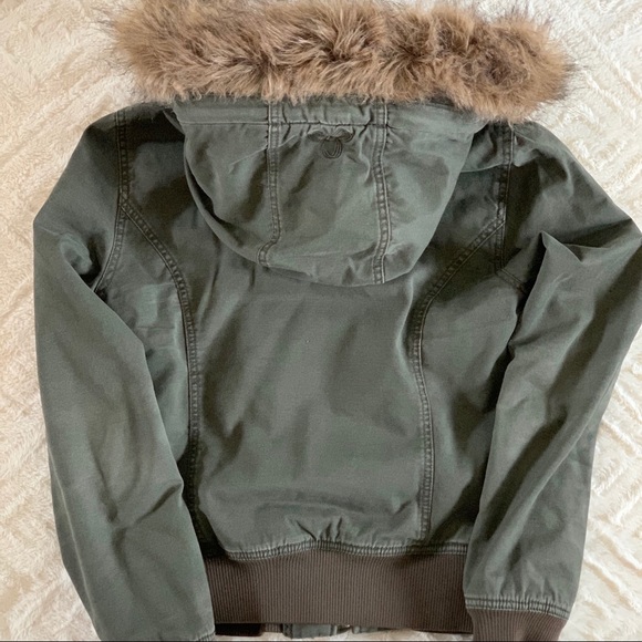 Aritzia TNA winter jacket - Picture 4 of 4